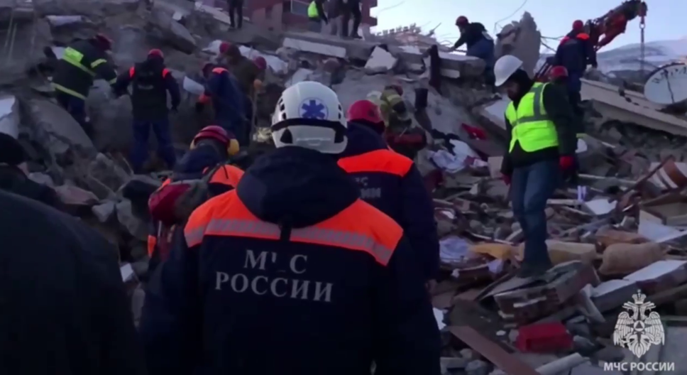 В пострадавшую от землетрясений Турцию направят дополнительную группировку спасателей МЧС России