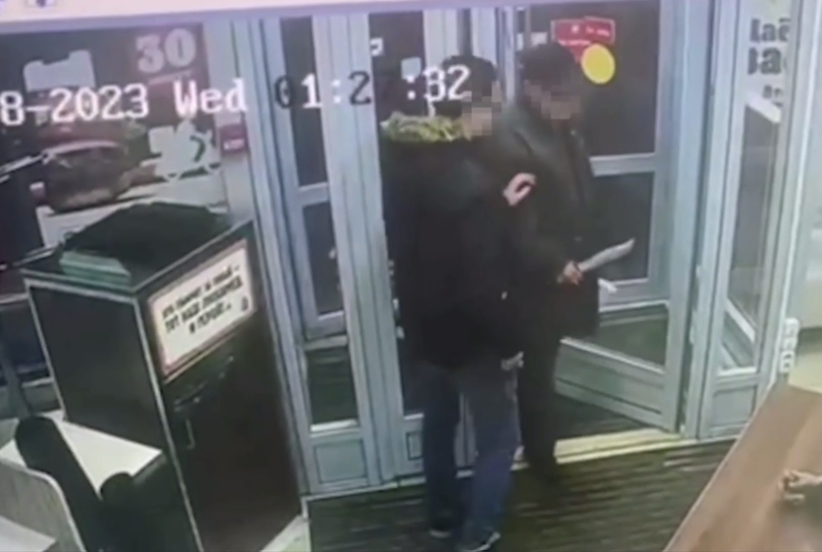 Пенсионер с тесаком и флагом России угрожал работникам кафе на Дыбенко