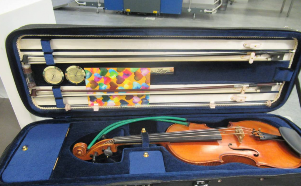 Корейскую скрипку студентки за 285 тысяч рублей не пропустили в Пулково