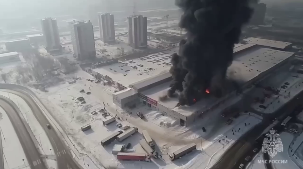 МЧС показало кадры масштабного пожара на складе холодильников в Красноярске