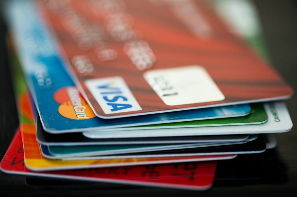 Петербуржца будут судить за потраченные деньги с найденных в портмоне банковских карт