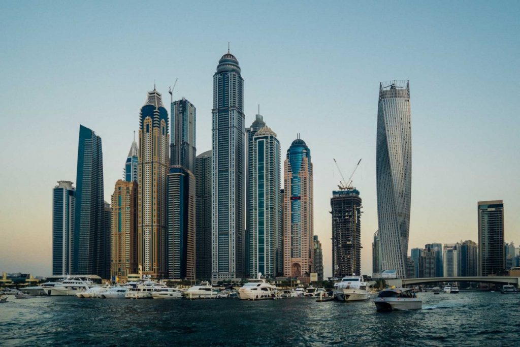 Из-за проливного дождя отели в Дубае продлевают проживание туристам из РФ