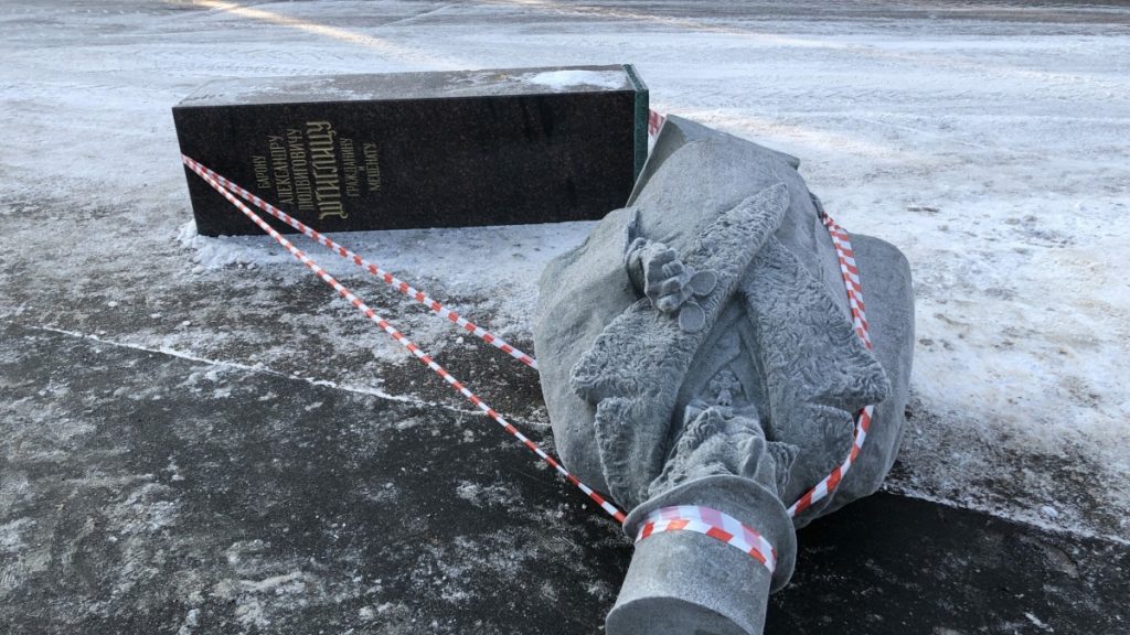 Памятник барону Штиглицу снесли в Петергофе при уборке снега: все ЧП с уборкой снега  в Петербурге с начала зимы