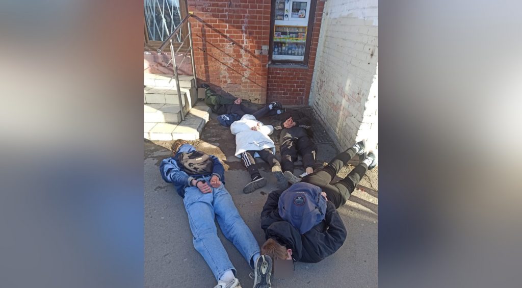 На проспекте Ветеранов заковали в наручники предполагаемых грабителей супермаркета