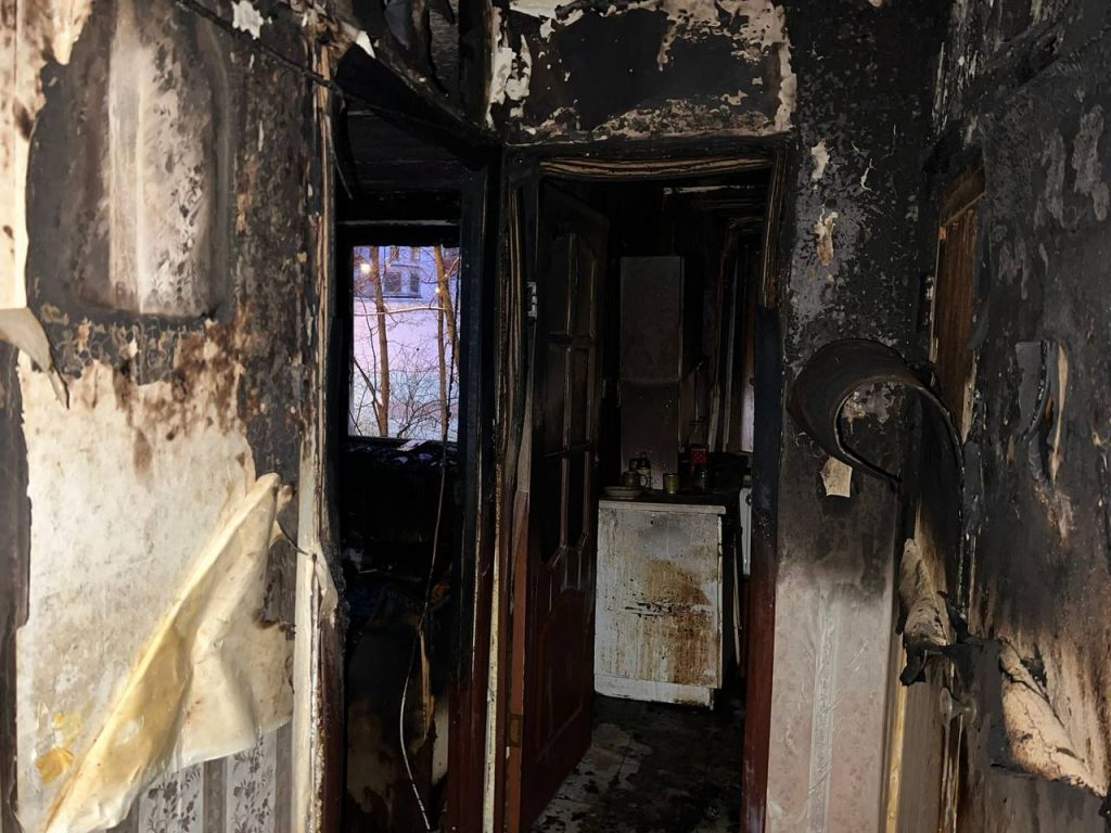 В сгоревшей квартире в Москве нашли убитого ножом мужчину и пенсионера