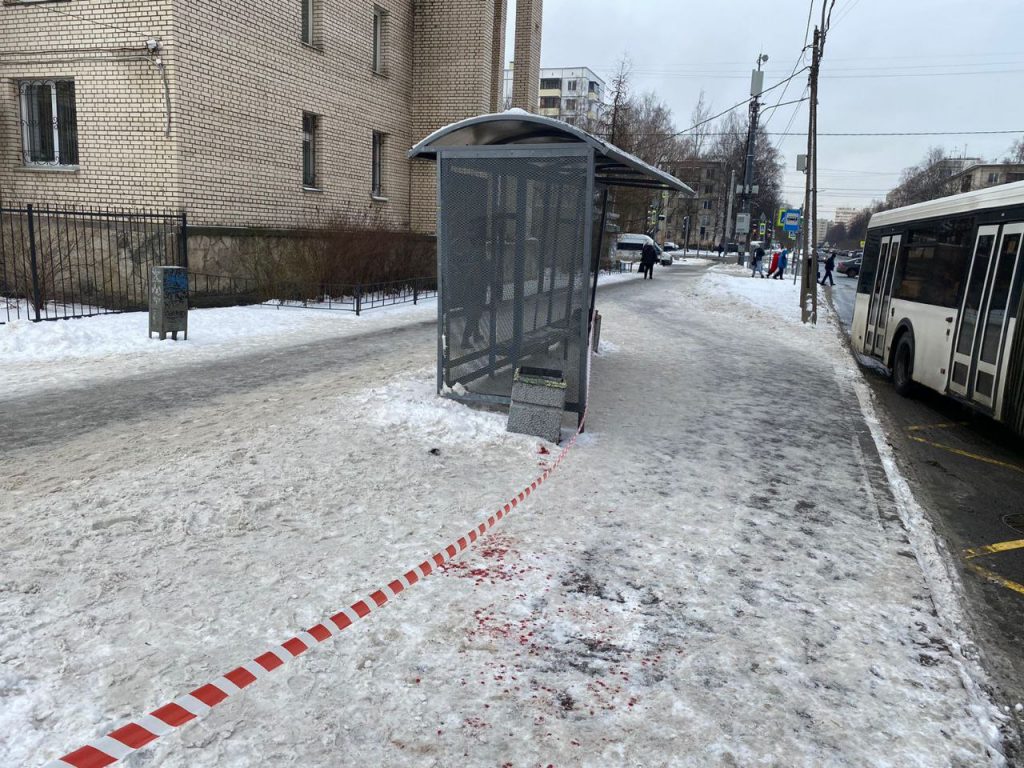 Предполагаемого убийцу мигранта на остановке в Петербурге увезли в психбольницу