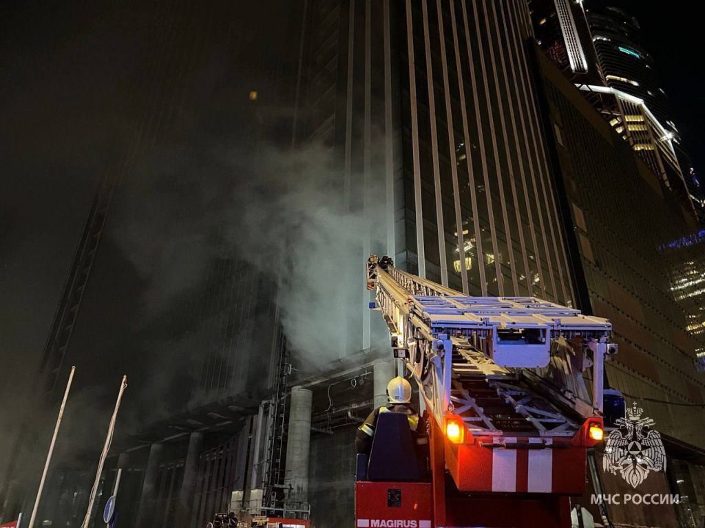 МЧС показало кадры с места пожара в строящемся небоскребе в «Москва-Сити»