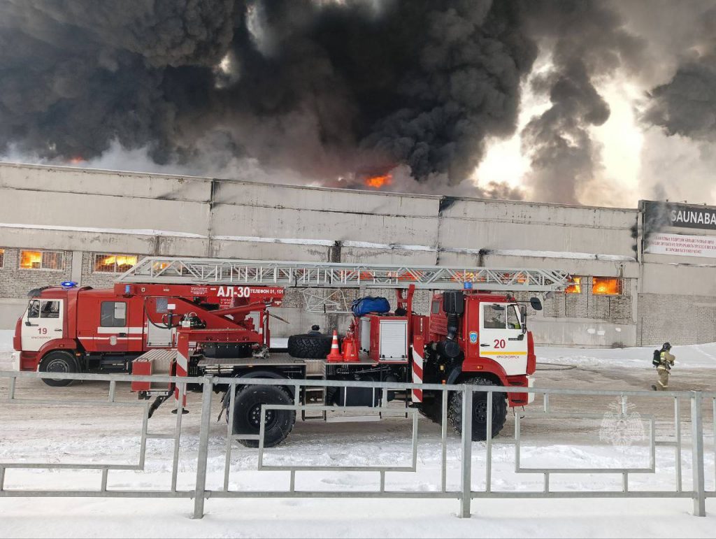 Спасатели тушат 2,5 тысячи «квадратов» полыхающего склада в Красноярске: фото