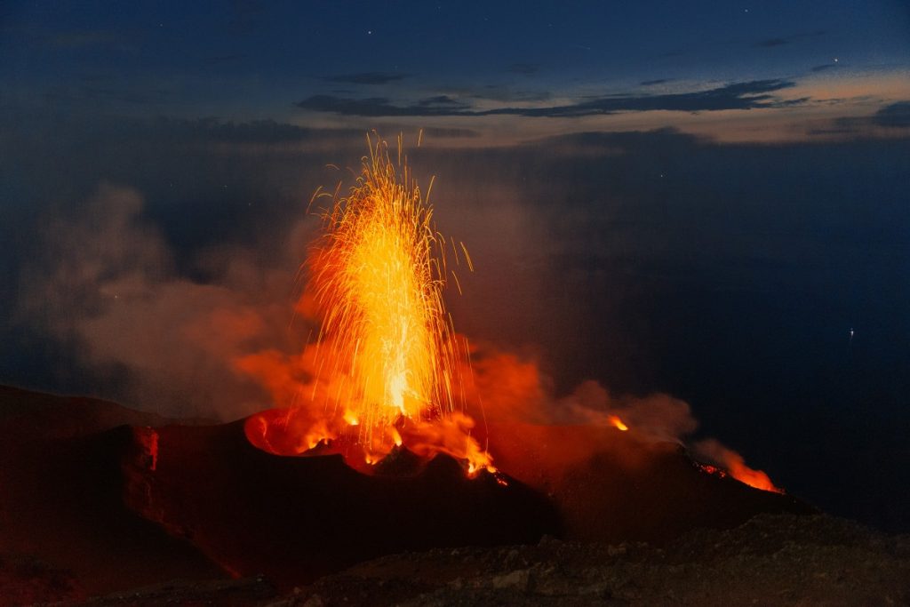 К катастрофическим землетрясениям добавились извержения вулканов. Что происходит?