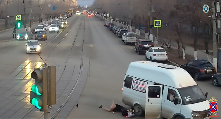 МВД показало, как девушка вывалилась из мчащейся маршрутки в Волгограде