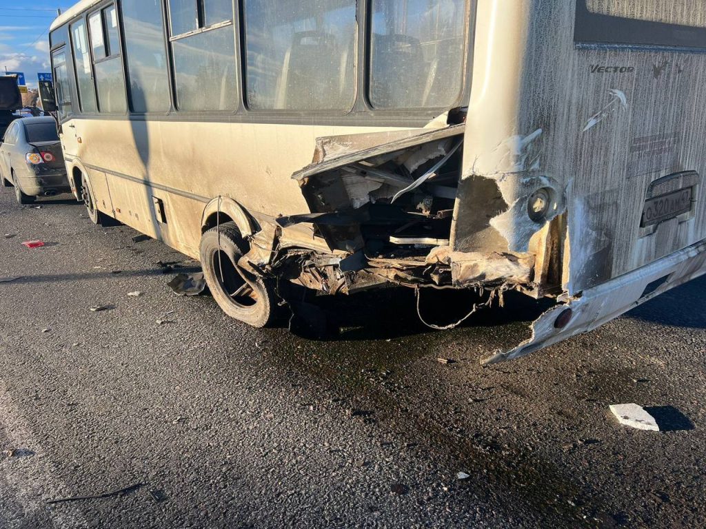 Mercedes влетел в автобус на «Скандинавии», есть погибшие