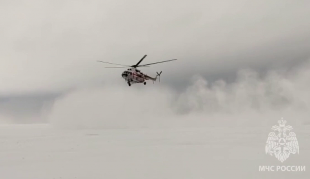 Вертолет МЧС вылетел за 50 рыбаками, застрявшими на отколотых льдинах в Финском заливе