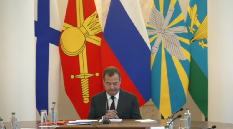 Что Медведев делает в Петербурге и при чем здесь служба по контракту