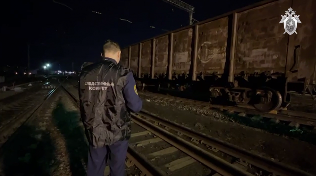 В Екатеринбурге 13 вагонов грузового поезда сошли с путей: фото
