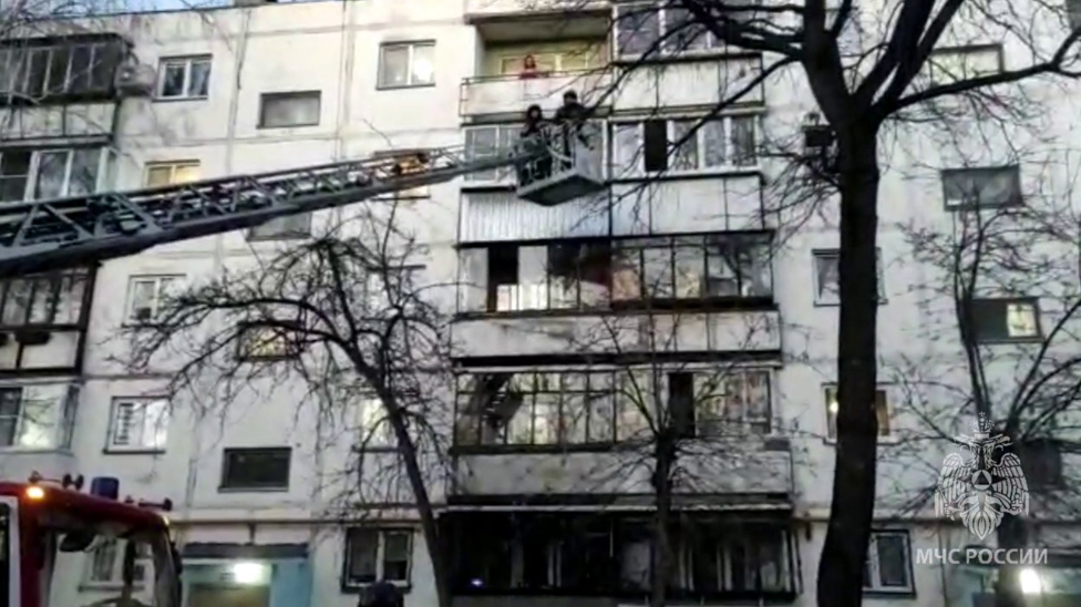 В Челябинске спасатели сняли ребенка, застрявшего на карнизе четвертого этажа