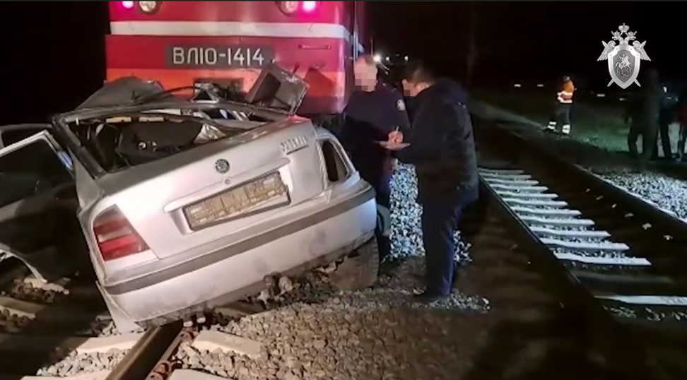 СК показал кадры с места столкновения Skoda и поезда в Крыму, где погибла семья с детьми
