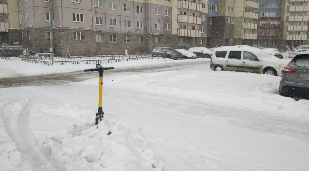 На Ленинском проспекте под неубранным снегом погребен электросамокат