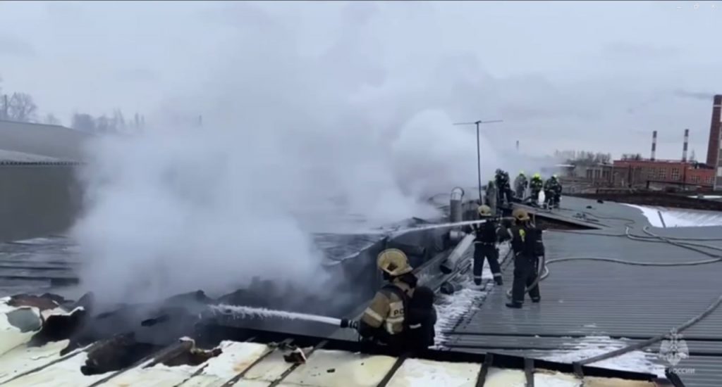 Спасатели показали, как тушат горящий склад со стройматериалами на юге Петербурга