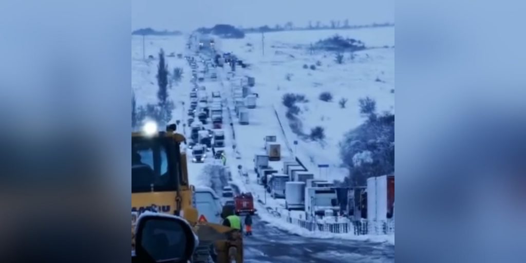 В снежном плену: затор на трассе М-4 «Дон» сократился до 30 км, эвакуировали 50 человек