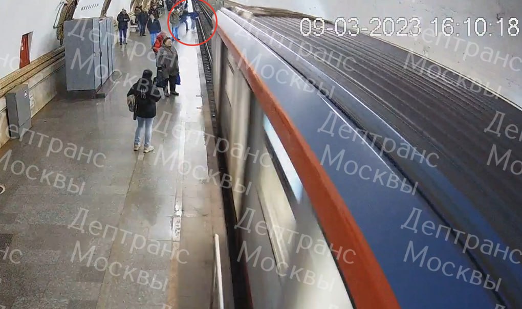 Дептранс показал, как подростка толкнули под поезд метро в Москве