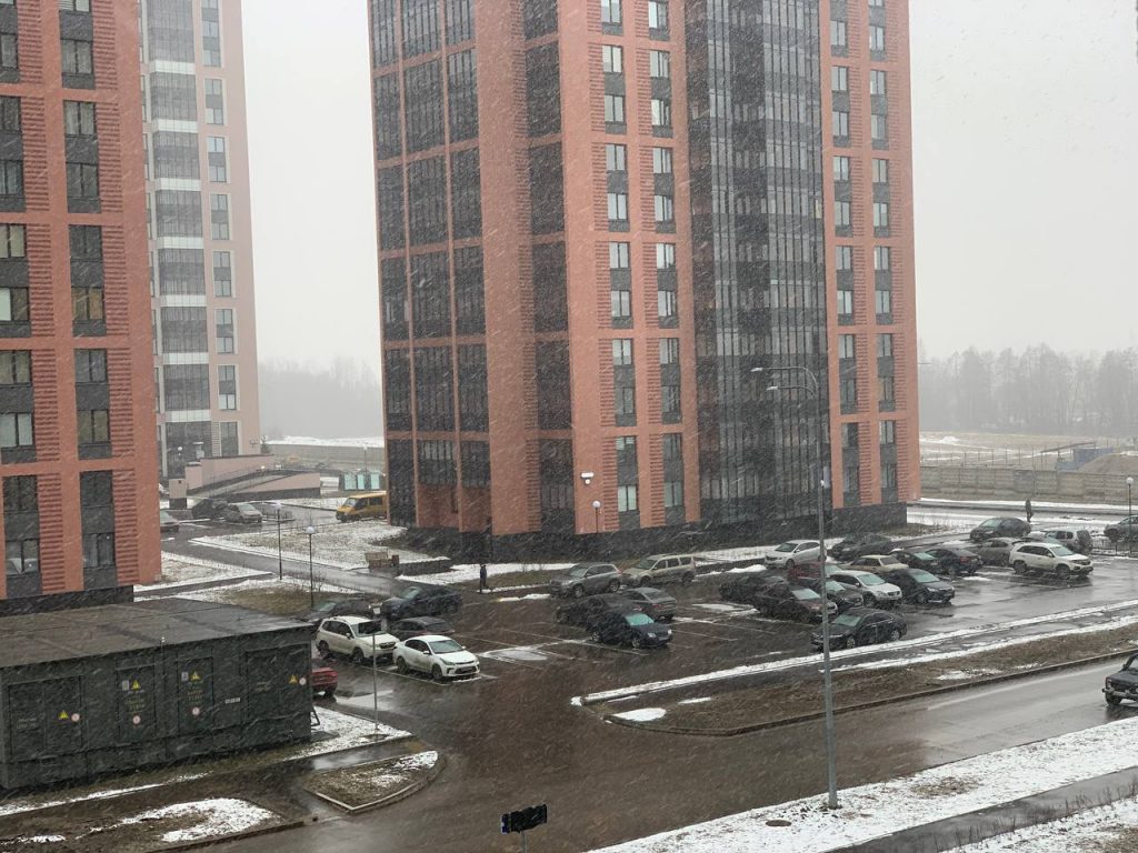 Циклон начал заваливать Петербург обещанным снегом