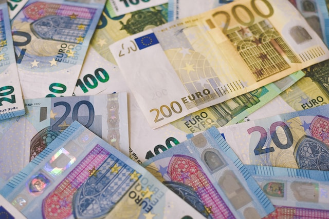 В банках Петербурга растет стоимость евро и долларов