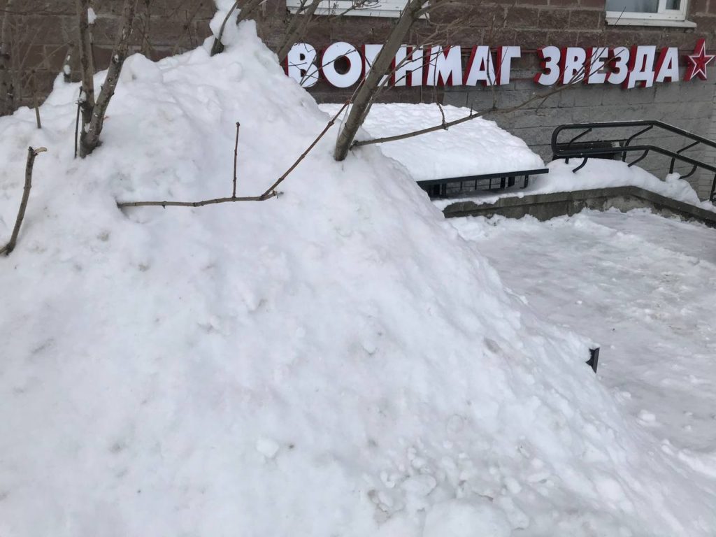 В Петербурге коммунальщики продолжают сваливать снег на газоны