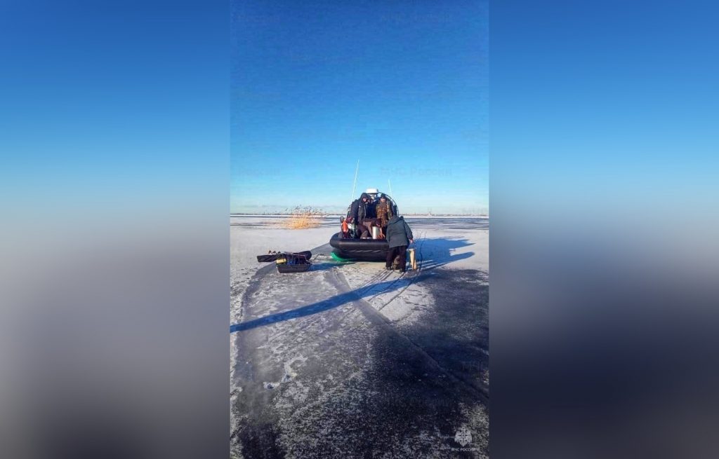 Спасатели вытащили с треснувшего льда Финского залива 13 рыбаков