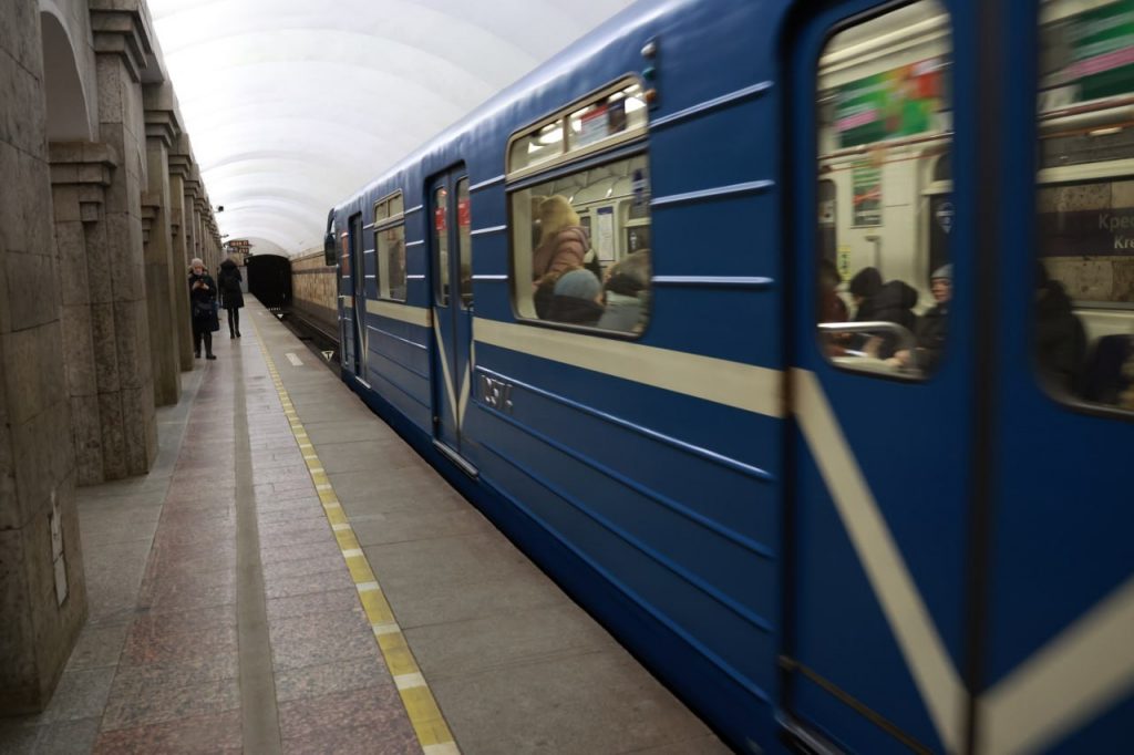 Появилось видео нападения на девушку в вагоне метро «Площадь Ленина»