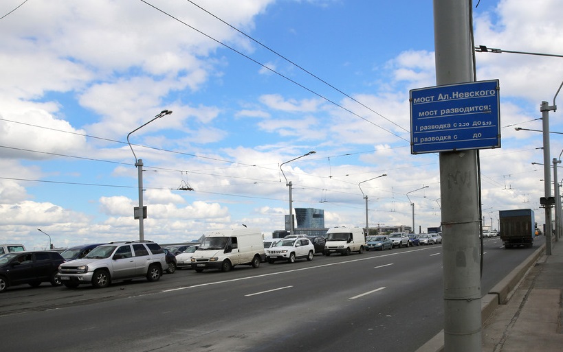 Мост Александра Невского в Петербурге разведут три раза до конца недели
