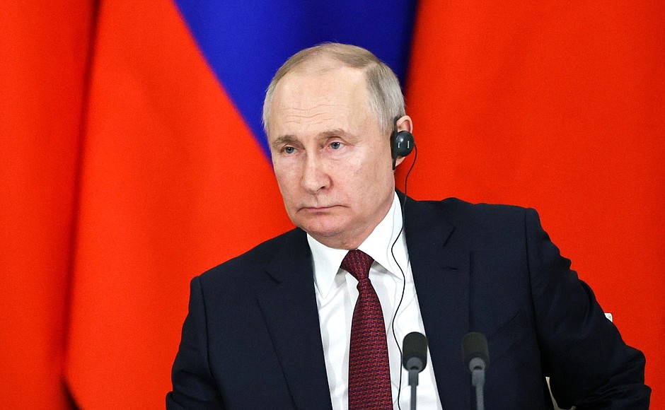 Путин: Запад удачно ввинчивает в головы людей свои штампы и клише