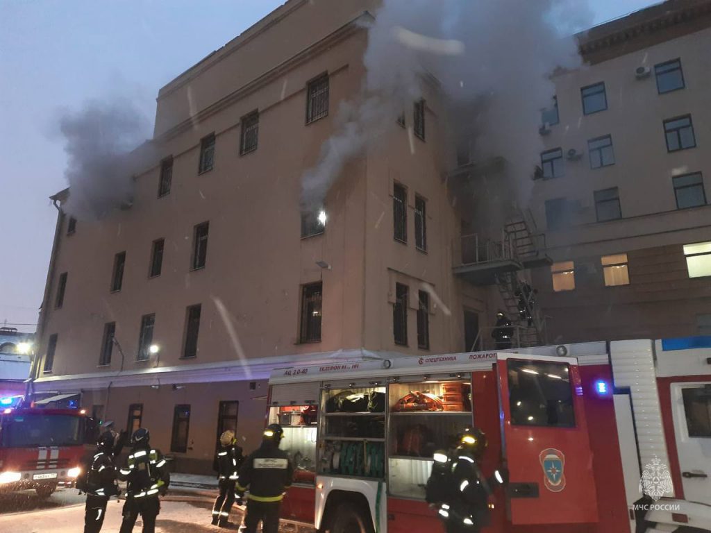 В МЧС Москвы рассказали, что горело в здании МВД на Петровке