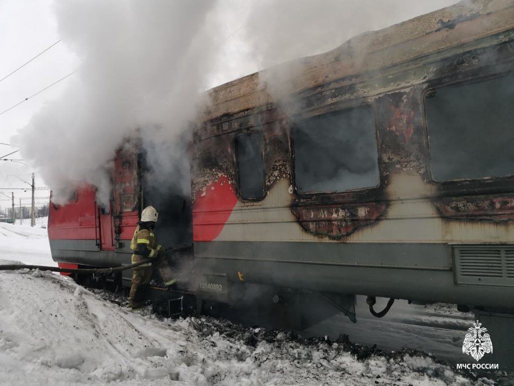 Локомотив полностью выгорел на ж/д станции в Уфе