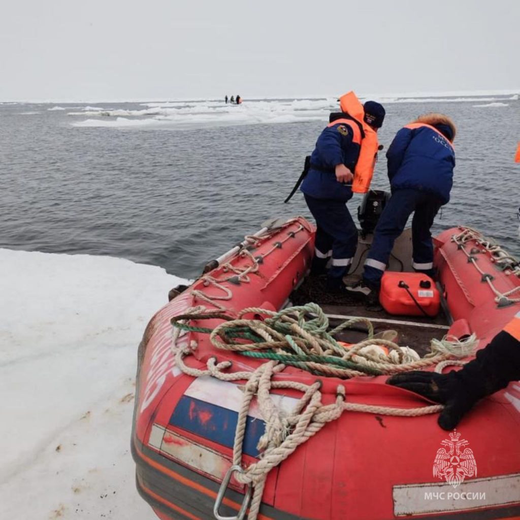 МЧС: рыбаки с ребенком уплыли на льдине в Сахалинской области