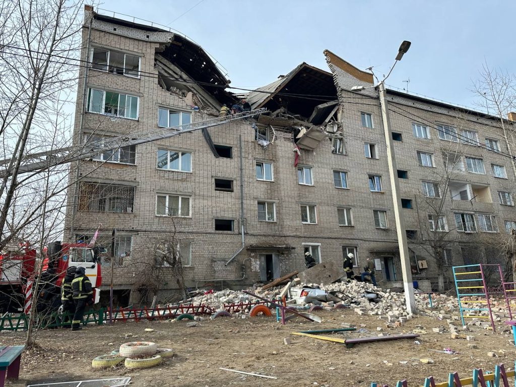Число пострадавших при взрыве газа в жилом доме в Чите возросло до 11