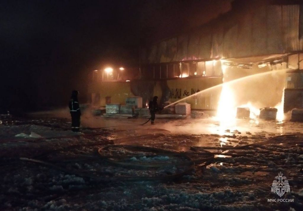 Спасатели усмирили открытый огонь на складе в Одинцово на площади 4320 &#171;квадратов&#187;