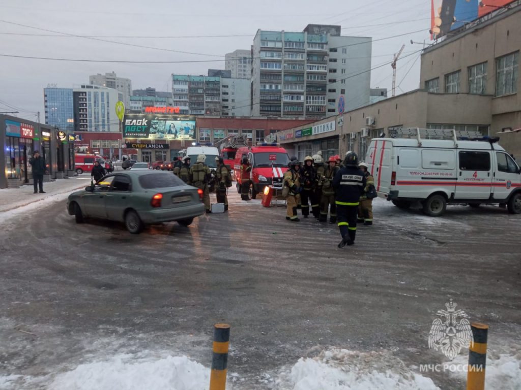 В метро Екатеринбурга пожар на станции выгнал на улицу почти 400 человек