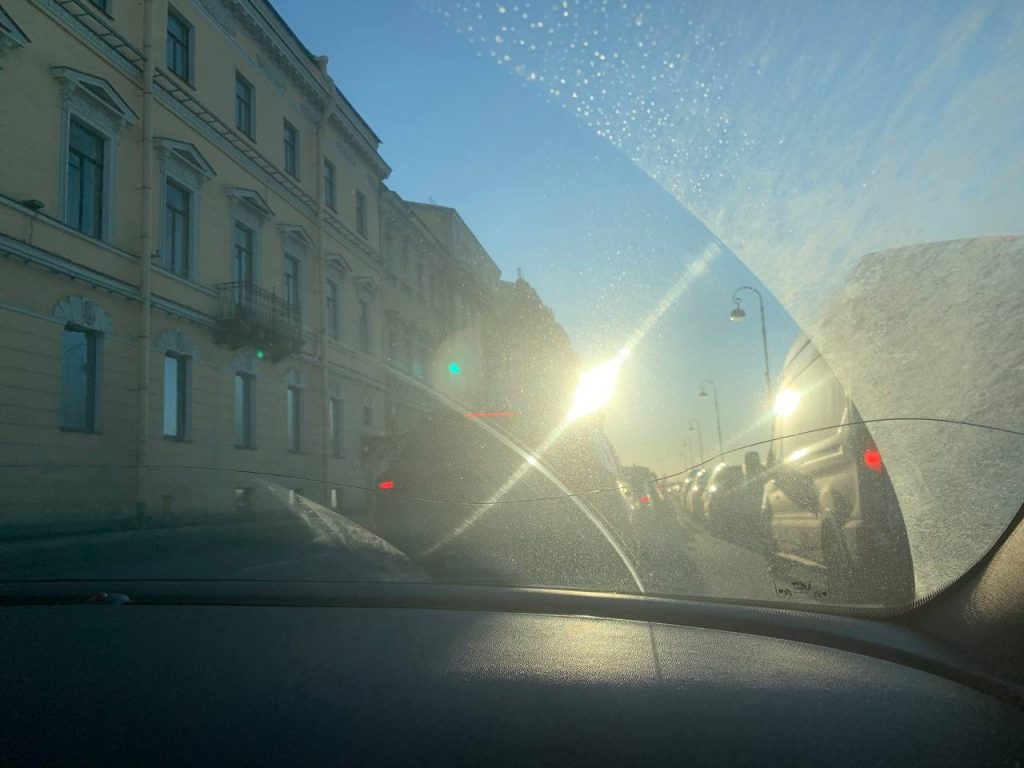 &#171;Ехать по Петербургу невозможно&#187;: водителей ослепляет весеннее солнце
