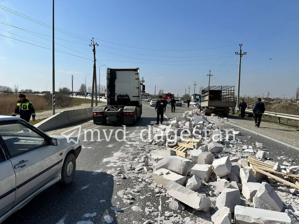 На трассе в Дагестане выпавшие из грузовика кирпичи убили водителя