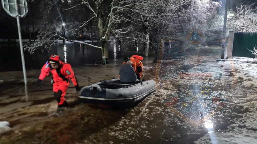 В затопленном Тосно спасатели на лодке доставили травмированного мужчину к скорой помощи