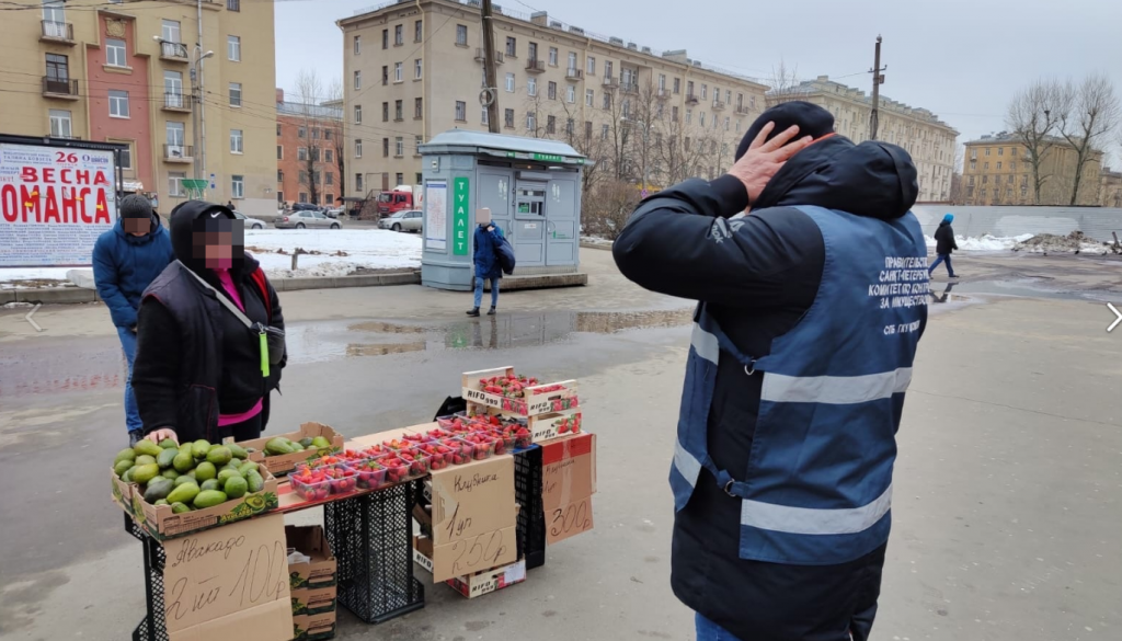 У 11 станций метро Петербурга разогнали торговцев овощами и сувенирами