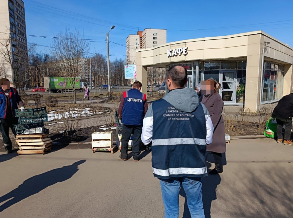 Торговцев овощами и б/у вещами разогнали в шести районах Петербурга
