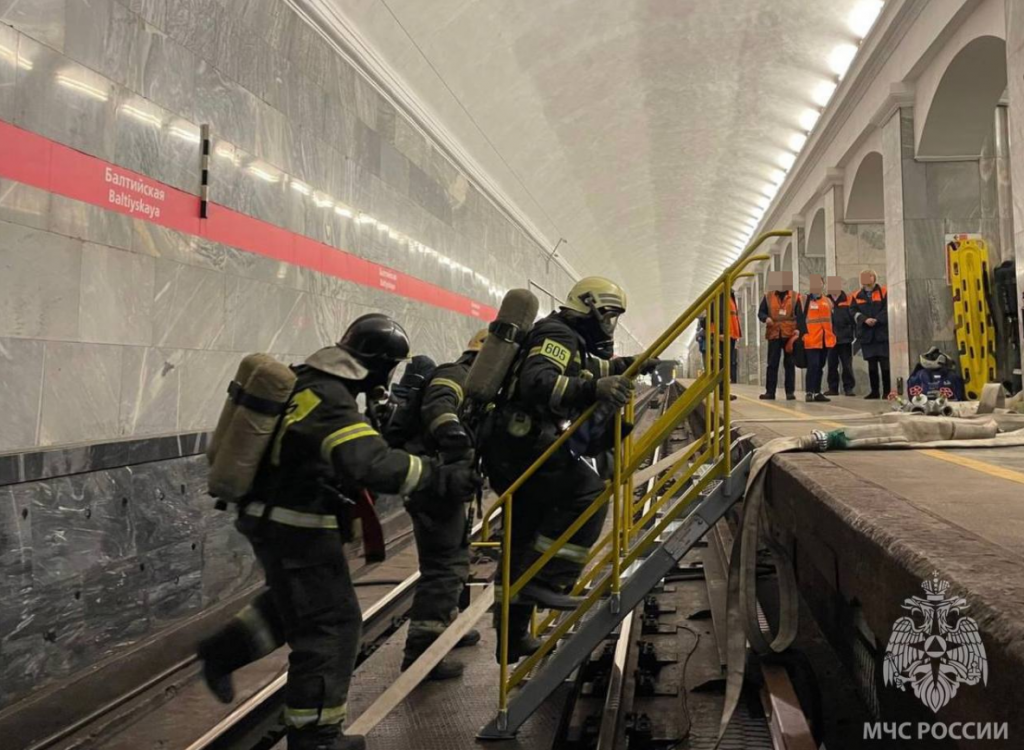 Что произошло в метро санкт. Работник метро. Пожар в метрополитене. Работники метрополитена. Станция метро.