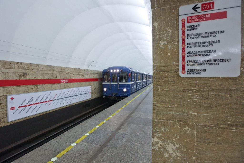 В петербургском метро на красной линии задерживаются поезда