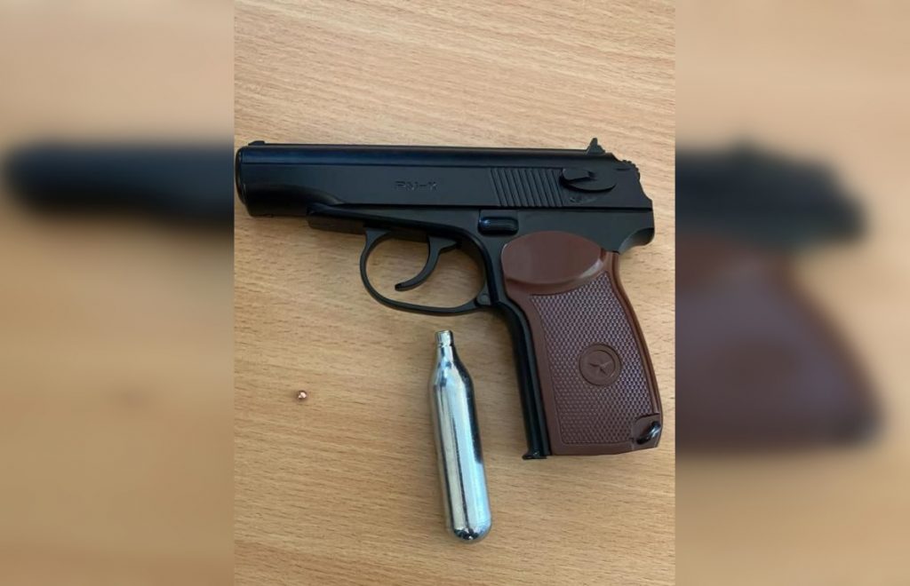 СК показал пистолет, из которого расстреляли учащихся школы на проспекте Науки