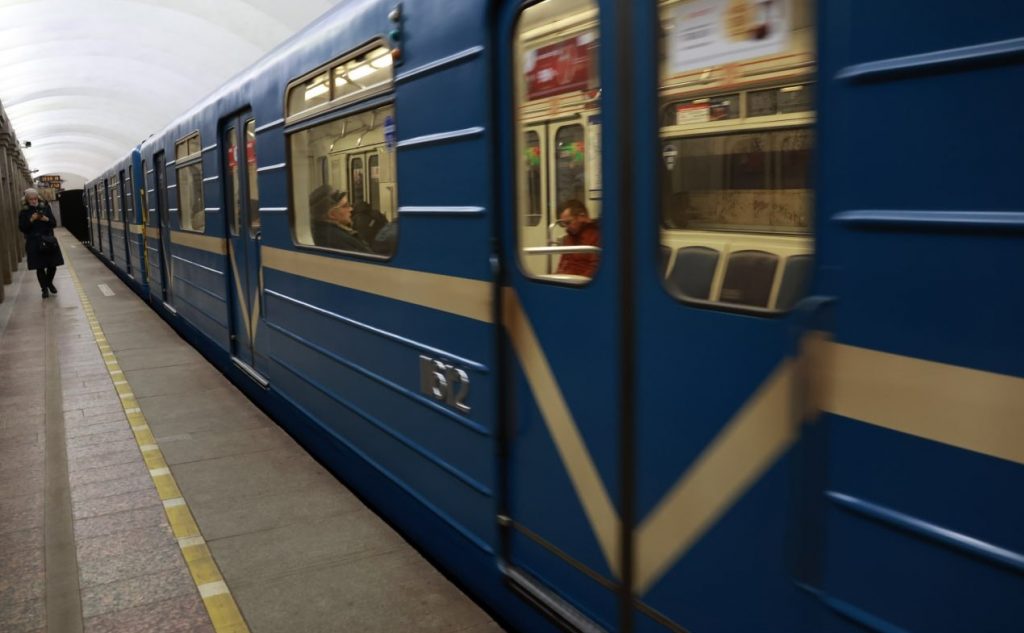 На синей ветке метро Петербурга восстановили движение поездов