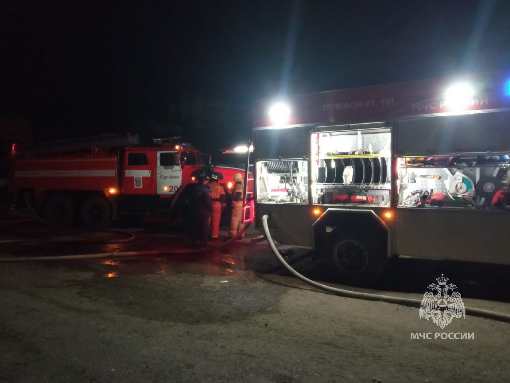 МЧС справилось с открытым огнем на складах с семечками в Бузулуке