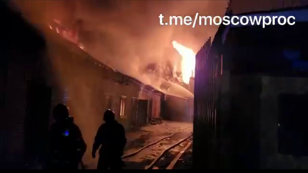 В Москве на Ереванской улице полыхает здание, пожар тушат 97 спасателей