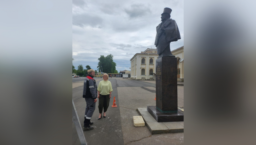 Снесенный коммунальщиками памятник Штиглицу вернулся в Новый Петергоф после реставрации