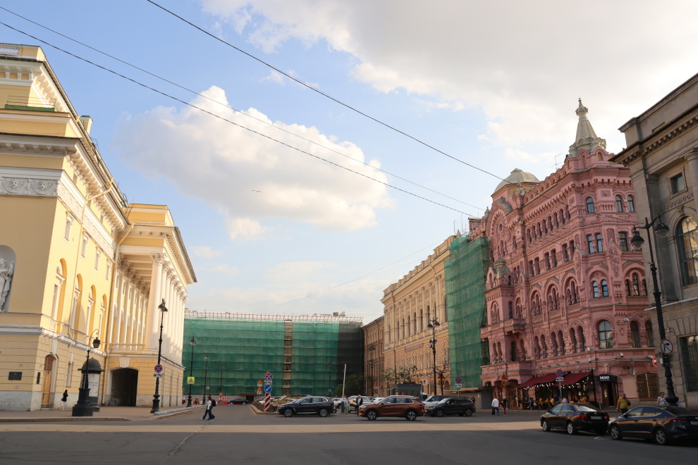 В Петербурге в этом году отреставрируют фасады знаменитых зданий на улице Зодчего Росси